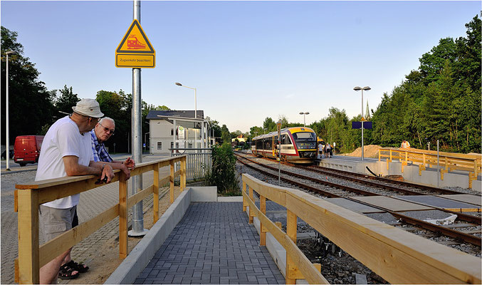 Einfahrende Regionalbahn von Bad Schandau nach Neustadt. Zweite Person von links: Günther Gebauer der das Projekt "Lückenschluss" über viele Jahre hinweg maßgeblich vorrangetrieben hat. 10.06.14