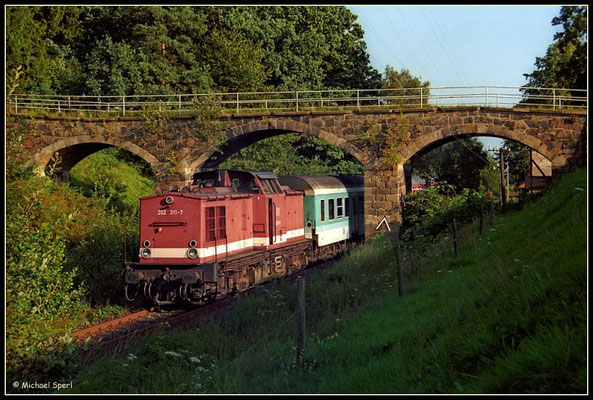 202 311 verlässt mit ihrer Regionalbahn den Hp.Krumhermsdorf am 16. August 2000 in Richtung Neustadt/Sachsen. Foto: Archiv Michael Sperl