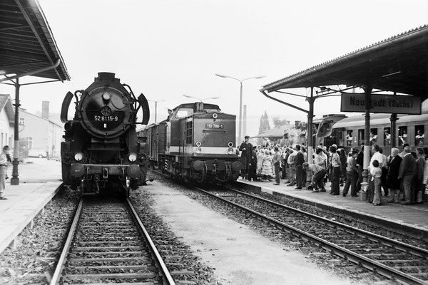 Volle Hütte auf dem Neustädter Bahnhof. 86 1333 ist mit einem Sonderzug eingetroffen, 110 786 rangiert einen Güterzug zusammen, links 52 8115 mit Planleistung(?) Bautzen-Bad Schandau.