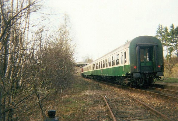 Eine Regionalbahn von Neustadt nach Bautzen hat hier Ausfahrt in Oberottendorf. 1999, Foto: Pierre Güttler