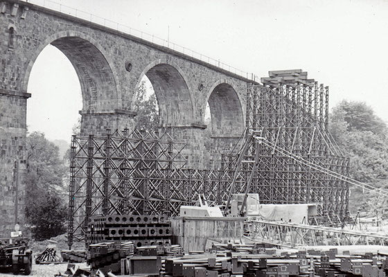 Bau der Behelfsbrücke am Sebnitzer Stadtviadukt, eine beeindruckende Konstruktion entsteht. 1984, Foto: Archiv Sven Kasperzek.