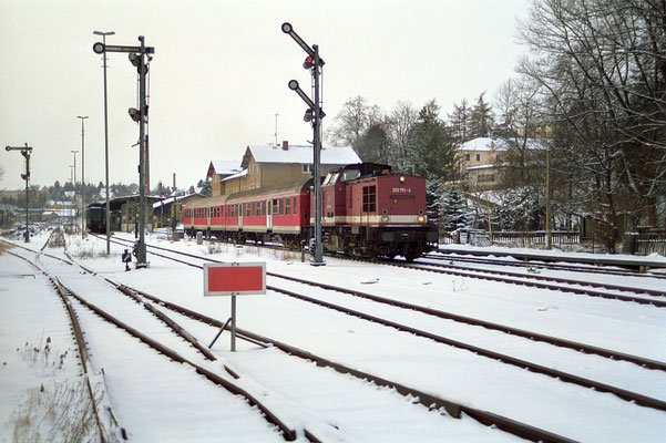 202 751 mit RB 17826 von Bad Schandau nach Bautzen am 03.02.2001. Ausfahrt Sebnitz, Foto: Kay Baldauf