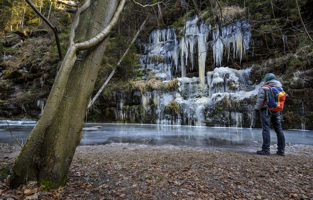 Eisfall im Polenztal, sogar die Oberfläche der Polenz ist gefroren. 