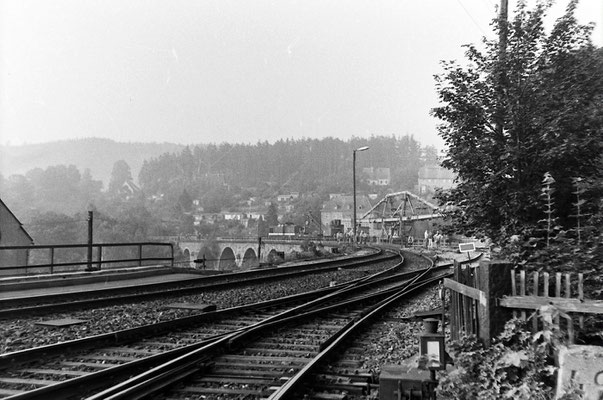 Bau der Behelfsbrücke, die vorgefertigten Stahlelemente werden mit Hilfe eines Schwerlastkrans eingehoben, 1984.