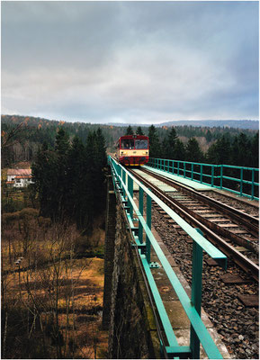 Mit 15 min. Verspätung rollt der Os 16014 Rumburk - Dolní Poustévna über das Viadukt in Vilémov, während die Dämmerung und einsetzender Regen das Fotografieren erschweren. 21.11.2012