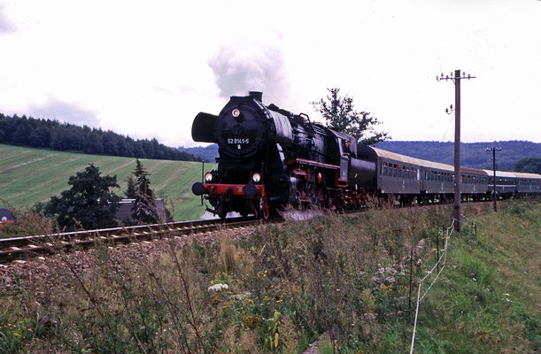 Als die Züge noch bis Bautzen fuhren - 52 8141-5 mit Schubhilfe von 204 der KEG kurz nach der Ausfahrt in Neustadt bei Langburkersdorf, 1998