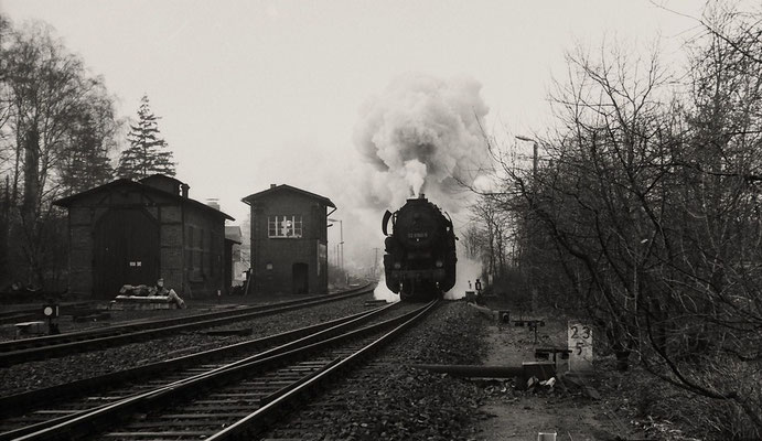 Der Ng 65277 aus Bischofswerda durchfährt ohne Halt den Bahnhof Neukirch-West . Zuglok 52 8160 . ----Herbst 1986. Foto: Lutz Morgenstern