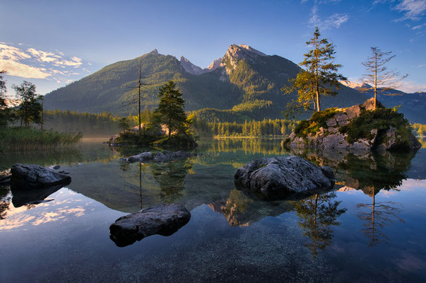 Sonnenaufgang am Hintersee in Berchtesgaden.