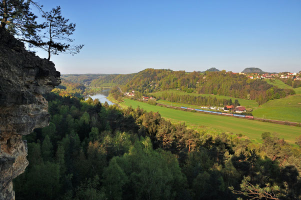 Wenig später folgt der EC 178 Allois Negrelli aus Prag nach Berlin bei Strand. Im Hintergrund Rauenstein und Bärenstein, April 2014.