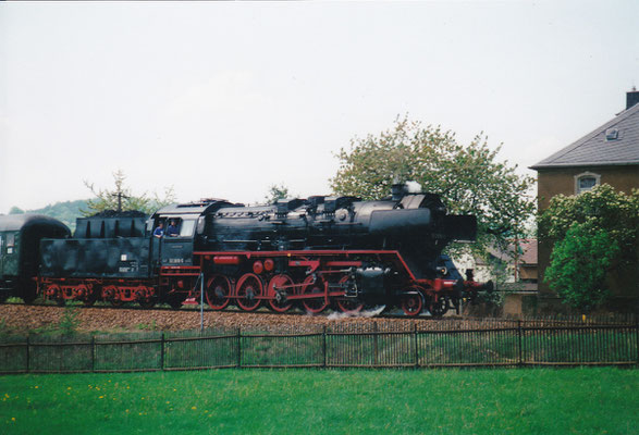 Sonderzug "Rheingold" von Bad Schandau in Richtung Bautzen mit 50 3616 an der Spitze und 50 3648 als Schublok. Hier kurz hinter Neustadt am Langburkersdorfer BÜ in Höhe Café Lehner. 04 oder 05/2000. Foto: Archiv Robert Schleusener