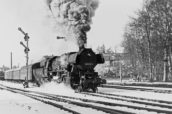 Schnee, Sonne, Kälte und mächtig Dampf. Es muss ein tolles Schauspiel gewesen sein... 52 8148 mit Planleistung am Personenzug von Bad Schandau nach Bautzen. 