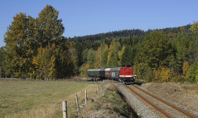 Der Sonderzug des IG Weißeritztalbahn e.V. mit 112 565 von Sebnitz nach Rumburk bei Vilémov, 13.10.18