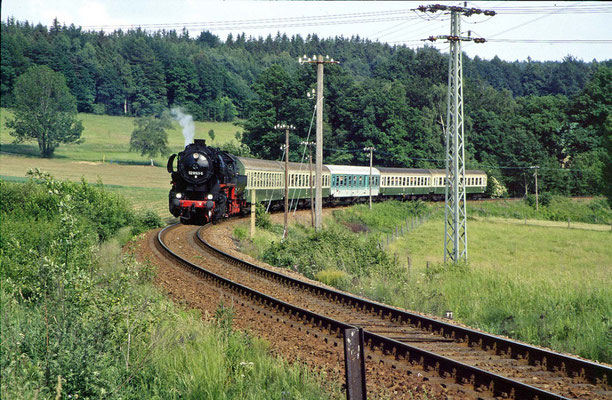 52 8141-5 der OSEF mit nicht ganz Stilreinem Sonderzug bei Krumhermsdorf, 1997