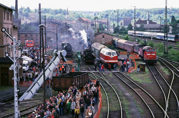 Blick von der Nossener Brücke ins BW DD-Altstadt. 118 749 & eine BR 86 verkehrten mit einer Doppelstockeinheit im Pendel zwischen DD-Hbf und dem Festgelände. Dresdner Dampfloktreffen 1996, Foto: Jürgen Vogel