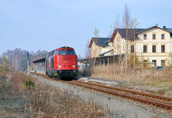 228 757 nähert sich nach dem Umfahren von der anderen Seite. 21.11.11