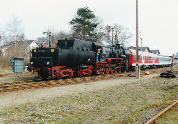 Noch einmal der bunte Zug aus der anderen Richtung, März 2000, Foto: Sven Kasperzek