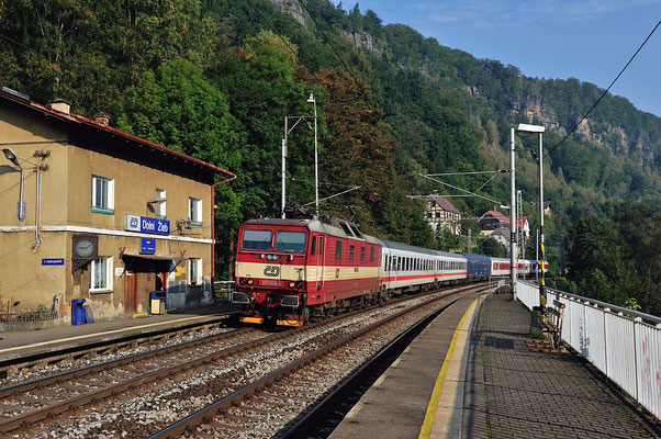 371 004-3 durcheilt am Morgen des 15.09.2014 mit ihrem EC die kleine Bahnstation von Dolni Zleb (Niedergrund).