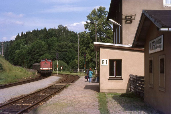 Personenzug bei Einfahrt in den Bahnhof Ulbersdorf. Im Vorbau ist das Stellwerk B1 untergebracht. 1991 noch Kreuzungsbahnhof, ist Ulbersdorf heute lediglich noch ein Haltepunkt. Foto: Andreas Matschke