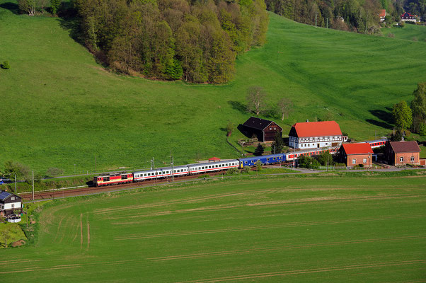 Intercity (Night Express) nach Prag bei Rathen, April 2014.