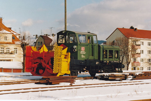 Die über viele Jahre in Neustadt stationierte Schneefräse in der alten, dunkelgrünen Farbgebung.