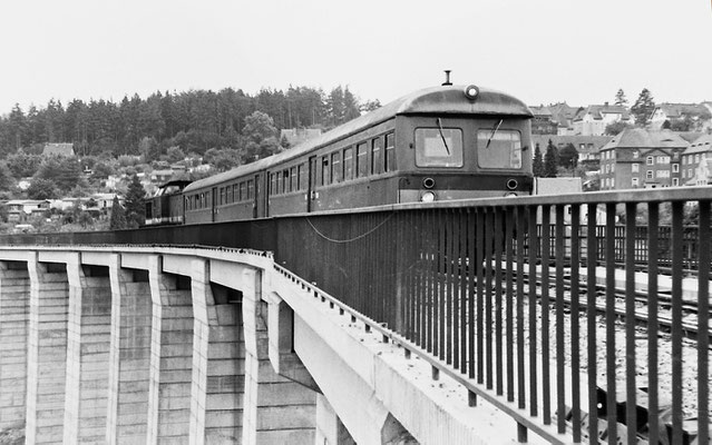 Noch wird die Carolabrücke in Bad Schandau rekonstruiert. Einfahrende Regionalbahn mit Leipziger Steuerwagen auf dem neuen Viadukt, 1989.