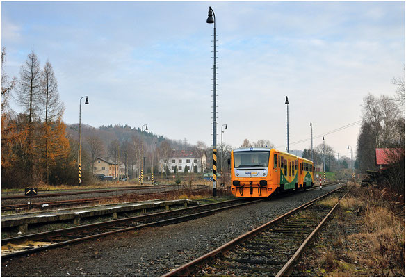 Erneut in Mikulášovice dolní nádraží, einfahrender Regio Nova aus Richtung Pansky. 24.11.2012