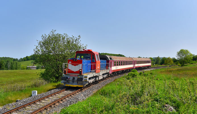 714 014-8 mit dem Deciner Touristenzug nach Mikulášovice dolní nádraží in Mikulášovice, Mai 2022.