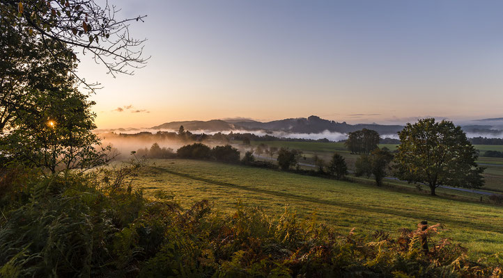 Sonnenaufgang am Adamsberg bei Altendorf, Blick in Richtung Schrammsteine. 