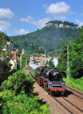 Sonderfahrt des Lausitzer Dampflokclubs von Cottbus nach Bad Schandau. Am Morgen beschleunigt 23 1019 den Zug nach kurzem Halt klangvoll aus dem Bahnhof Königstein. 23.06.12