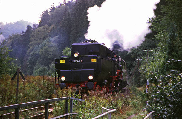 52 8141-5 mit Tender voran bei der Einfahrt in Goßdorf-Kohlmühle, Foto: Jürgen Vogel, 1996