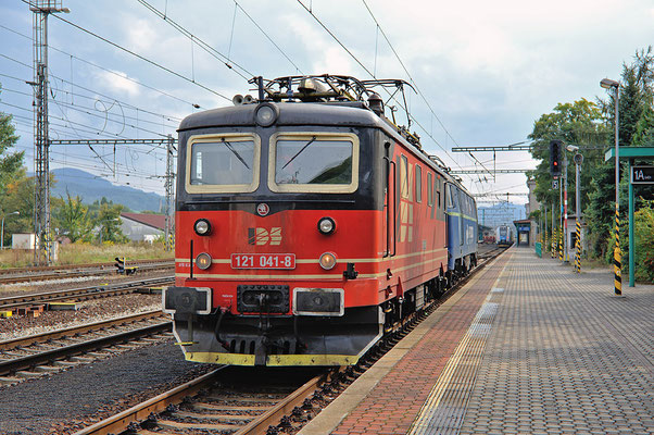 ... 121 041-8 der IDS warten in Decin auf neue Aufgaben.