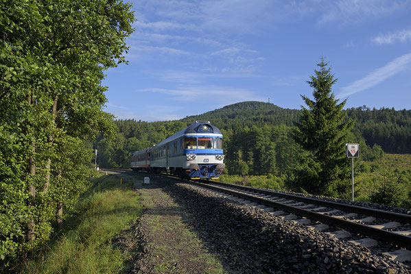 Ein 854ér Triebwagen im Neu-Alt Farbmix von Rumburk nach Kolin. 30.07.2016