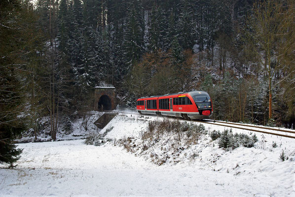 Auch im Sebnitztal ist es Bitterkalt, das Thermometer zeigte Tagsüber - 14°C. Unbeeindruckt davon kommt RB 17127 aus dem Tunnel 3 kurz vor Ulbersdorf, 18.12.09