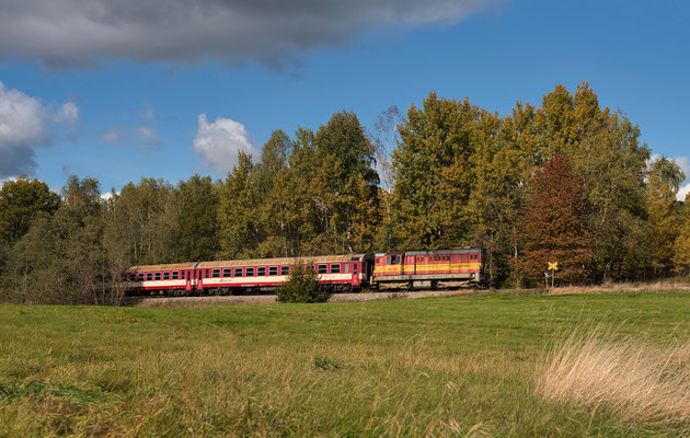 742 070-6 mit dem Deciner Touristenzug nach Rumburk bei Panský, Oktober 2022.