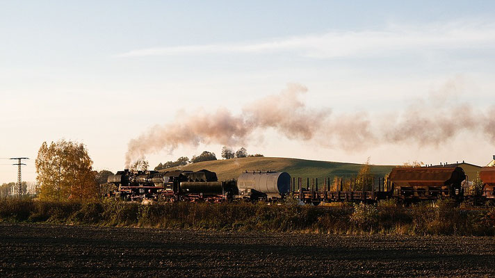 Der Güterzug auf der Rückfahrt nach Bad Schandau, im herrlichen Streiflicht hier kurz hinter Neustadt ( im Hintergrund der Karrenberg ), 22.10.04 17:04 Uhr, Foto: Uwe Dietz