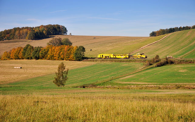 Auf der Strecke nach Pirna wurden u.a. die Bahnübergänge komplett erneuert, im Sebnitztal die Gleise in einigen Tunnels getauscht. Stopfexpress bei Langenwolmsdorf. 20.10.2012