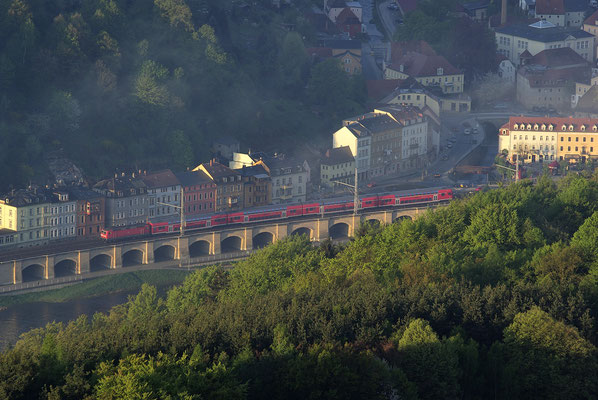 Eine S-Bahn mit Baureihe 143 auf dem Königsteiner Viadukt, aufgenommen an einem zeitigen April-Morgen 2009.