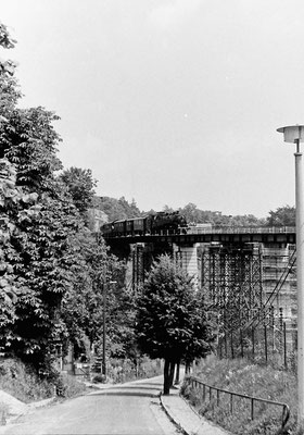 Eine BR 86 mit Sonderzug nach Bad Schandau auf der Behelfsbrücke in Sebnitz, deutlich zu erkennen die schon fertigen neuen Betonpfeiler des rekonstruierten Viaduktes. 