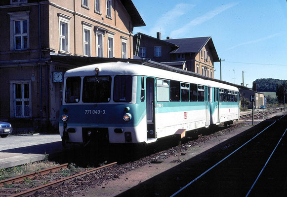 Das letzte Jahr für " Ferkeltaxe " und V 100 vor dem Traktionswechsel auf die Desiros, die Regionalbahn wartet in Neustadt auf Ausfahrt nach Pirna, 27.08.2000, Foto: Stig Mohlin ( Stockholm )