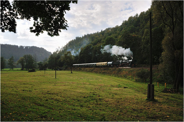 Leider spielte das Wetter kaum mit, bei Goßdorf-Kohlmühle kämpft sich 52 8080 während der 2. Pendelfahrt am 22.09.12 durch einen Wolkenbruch. 