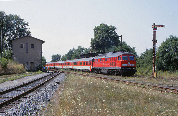 Die Elbtalstrecke war zwischen Pirna und Dresden Hbf wegen Bauarbeiten gesperrt, alle Züge wurden über die Nebenbahn via Arnsdorf und Dresden-Klotzsche umgeleitet. Aufgenommen am 3. Aug 2003 im Bf Dürrröhrsdorf. Foto: Archiv Uwe Schmidt