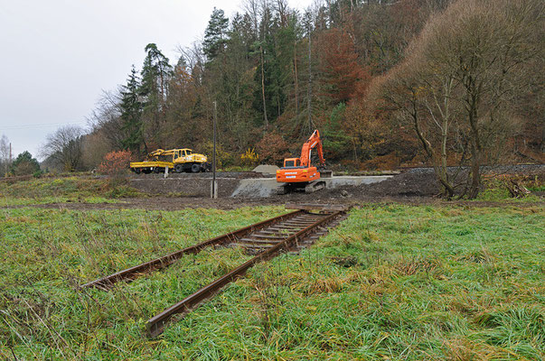 Bei Kilometer 58,0 unterhalb des Goßdorfer Raubschlosses nahe Kohlmühle war mit dem Dammdurchbruch der schlimmste Schaden zu verzeichnen, das alte Gleis wurde derweil auf der Wiese abgelegt. 05.11.10