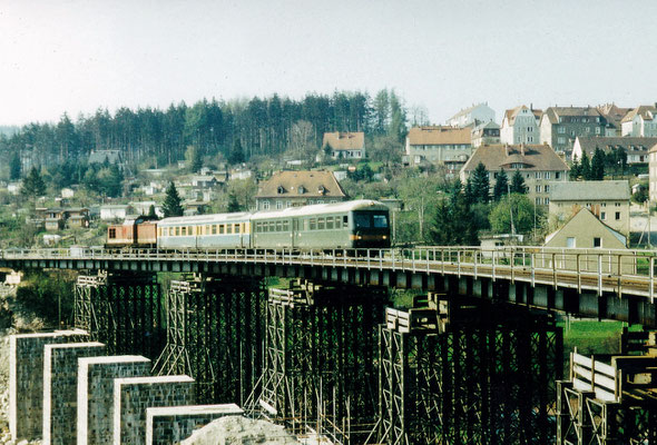 Während der Brückenbauarbeiten in Bad Schandau kamen Leipziger S-Bahn Wagen mit Steuerwagen zwischen Sebnitz und Rathmannsdorf zum Einsatz. Hier auf der Behelfsbrücke in Sebnitz. Vermutlich 1987, Foto: Archiv Sven Kasperzek.