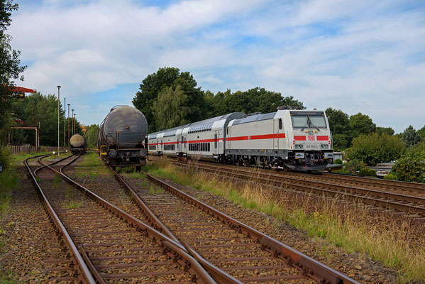 Testfahrt mit Bombardier Twindexx Doppelstock IC Görlitz-Dresden. Vorn 232 347, am Zugschluss die Stromlose 146 562. Hier bei Bischofswerda, August 2015.