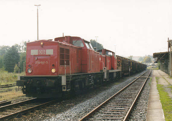 204 641 + unbekannte BR 294 mit Holzzug vom Umschlagplatz bei Rathmannsdorf in Sebnitz. 