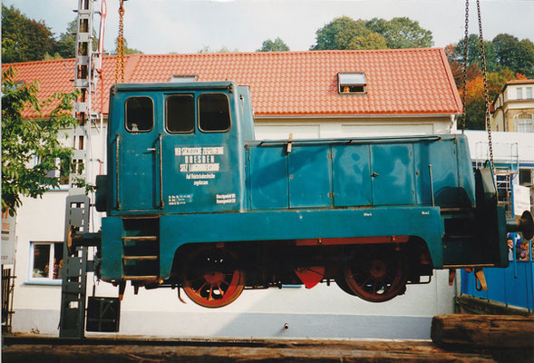 Anlieferung der V10b des VEB Sächsische Ziegelwerke Dresden / Sitz Langburkersdorf als Denkmallok vor dem Produktionsgebäude des Modellbahnherstellers Tillig in Sebnitz. 09/1998, Foto: Archiv Robert Schleusener