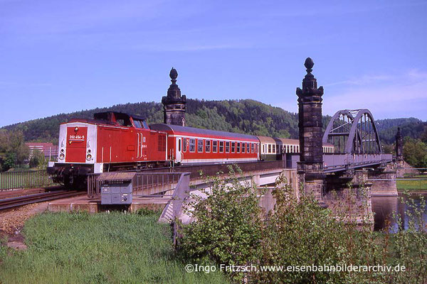 202 454 auf der Carolabrücke in Bad Schandau. 05.05.1999 Foto: Ingo Fritzsch