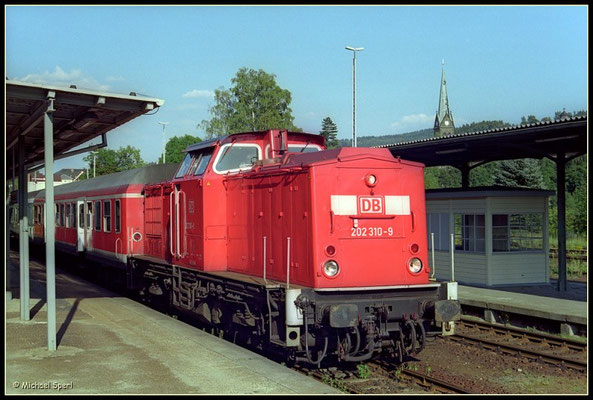 202 310 mit RegionalBahn nach Bad Schandau beim Kreuzungshalt im Bf.Sebnitz am 13. August 2000. Foto: Archiv Michael Sperl