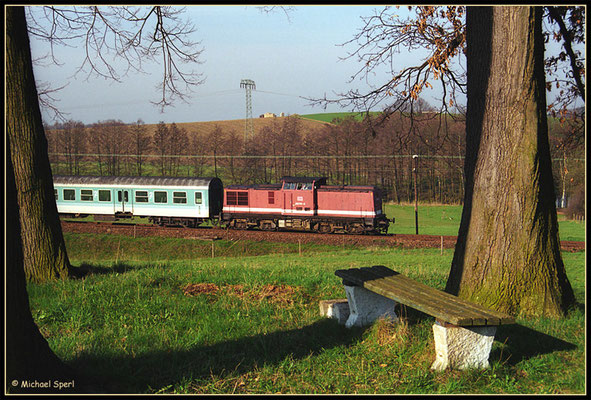 "Die Bank von Krumhermsdorf" mit einer von 202 791 gezogenen Regionalbahn auf dem Weg nach Bautzen am 24. April 2001. Foto: Archiv Michael Sperl