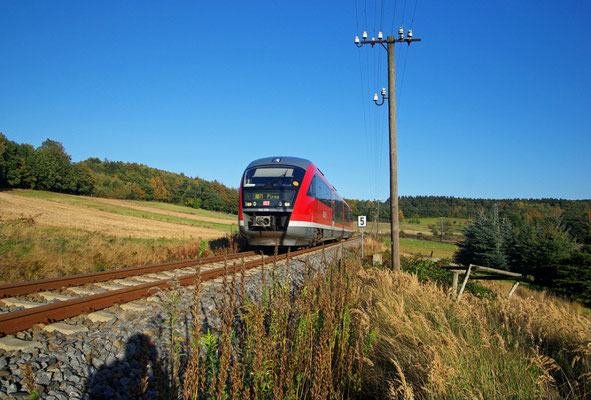 Der VT 642-038 von Bad Schandau kommend fährt hier bei Krumhermsdorf durch die warmen Farben ( 17°C ) der Abendsonne des 09. Oktober 2009 um in wenigen Minuten den Bahnhof Neustadt / Sachsen zu erreichen und die Reise nach Pirna fortzusetzen.